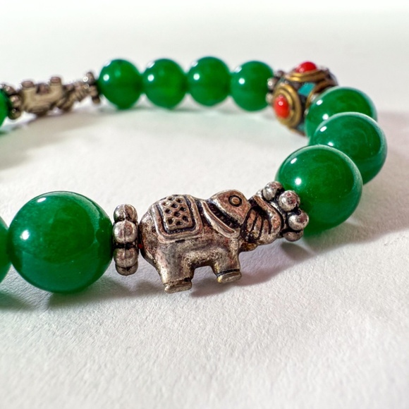 EUC Nepalese Jade Prayer Beads Elephant Fish Charm Mala Wrist Bracelet - Picture 3 of 5